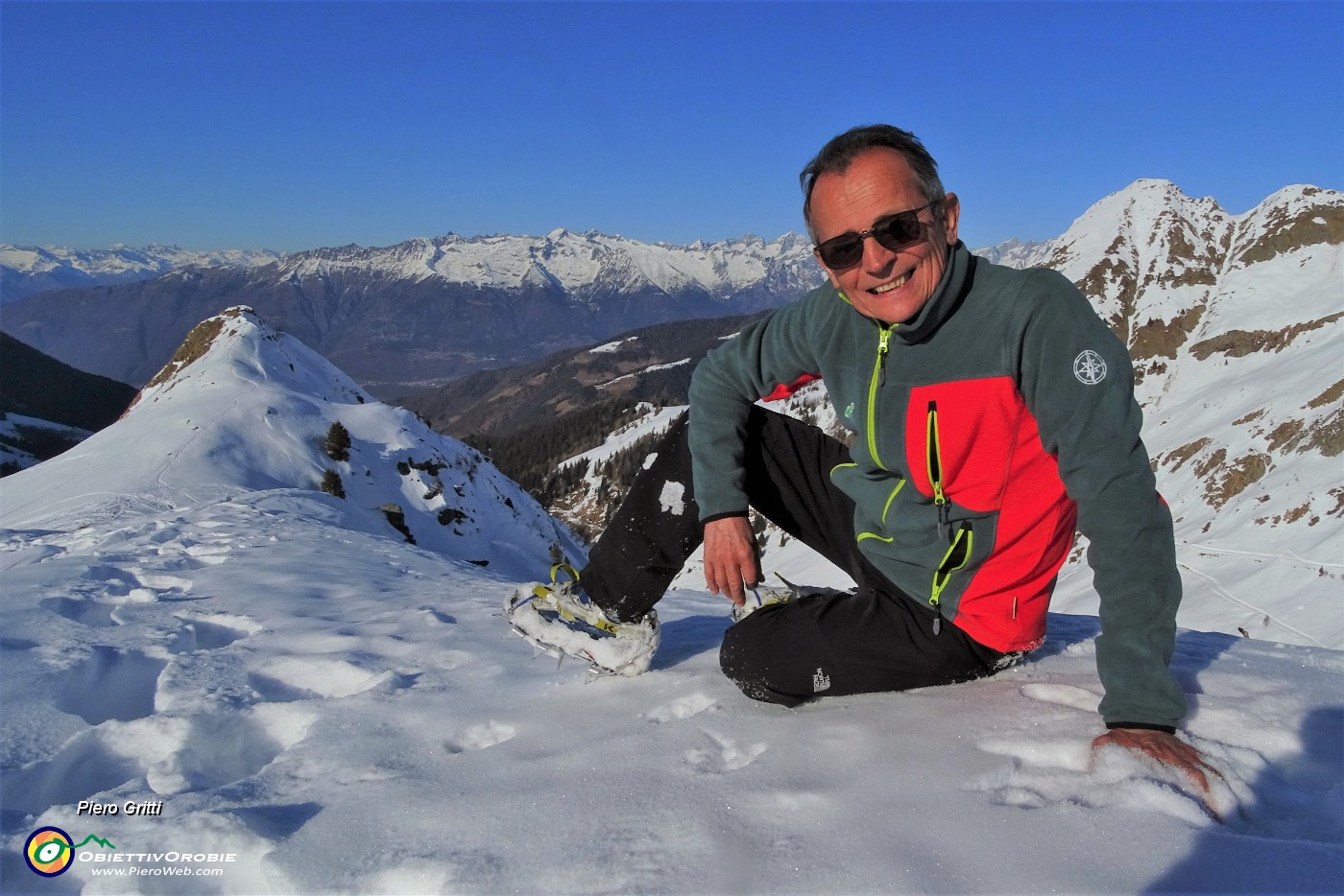 69 Sulla prima cimetta panoramica sulla vallata di Albaredo e verso le Alpi.JPG